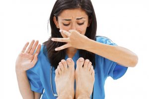 cara menghilangkan bau kaki