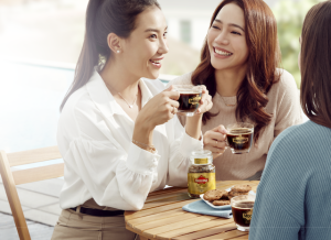 Sekumpulan wanita bergaya sedang menikmati kopi MOCCONA