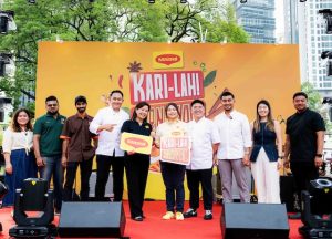 Ivy Tan Link Cheh, Pegawai Eksekutif Perniagaan MAGGI Malaysia & Singapura bersama tetamu terhormat di majlis pelancaran MAGGI® Kari-Lah Karnival 2025 di The Exchange TRX