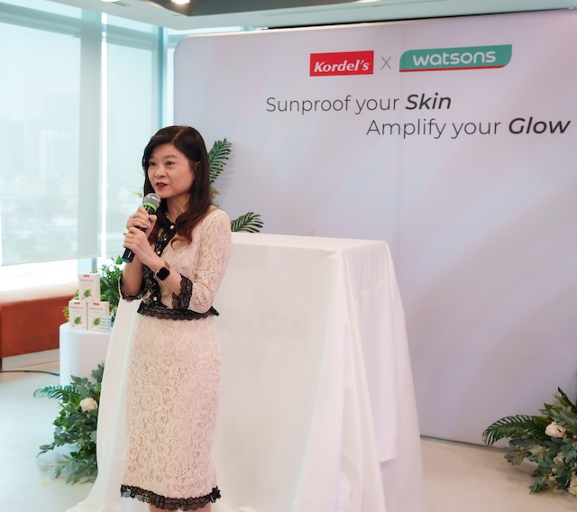 Caryn Loh, Pengarah Urusan Watsons Malaysia, berucap semasa pelancaran FernGlow Kordel’s.