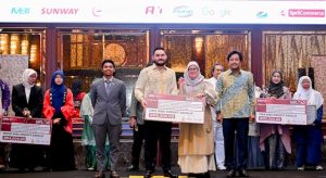 DYTM Raja Muda Selangor bergambar bersama para pemenang di atas pentas majlis penyampaian anugerah