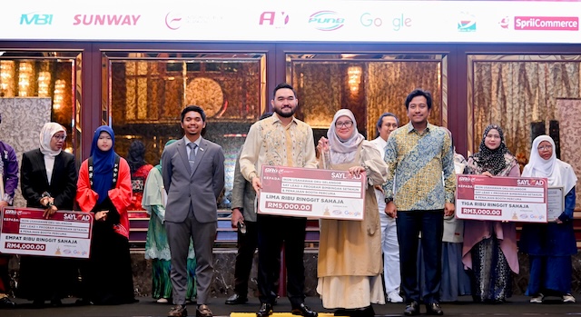 DYTM Raja Muda Selangor bergambar bersama para pemenang di atas pentas majlis penyampaian anugerah