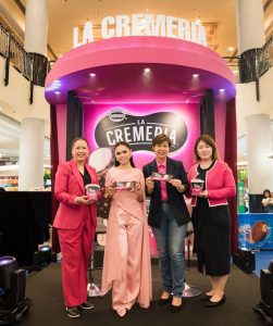 Bella Astillah, wajah baharu Nestlé La Cremeria bergambar bersama pasukan Nestlé Ice Cream Malaysia