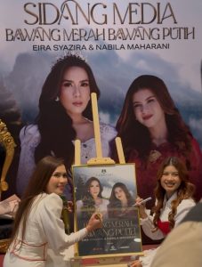 Eira Syazira dan Nabila Maharani bersama di pelancaran single Bawang Merah Bawang Putih di Le Méridien Putrajaya