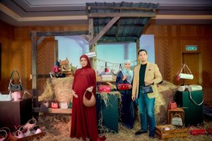 Dato’ Sri Aliff Syukri, isteri, dan Sally Whoo bersama 6 koleksi beg tangan AS x Sally semasa pelancaran eksklusif