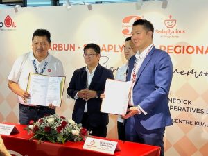 Wakil SB Supplies & Logistics Sdn Bhd dan Sedaplycious menandatangani Perjanjian Regional Area Development Agreement disaksikan oleh Menteri Datuk Ewon Benedick dan CEO Pernas Datuk Nor Azam bin M. Taib.