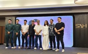 Hafiz Suip bergambar bersama wakil penaja konsert Di Sebalik Aku 2025 — Bienz, Solustra Parfum dan Finura — sebagai tanda sokongan kepada penganjuran konsert.