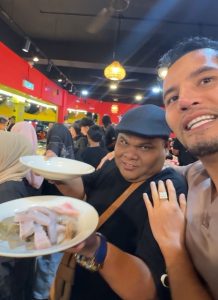 Dato’ Aliff Syukri berkongsi rezeki bersama salah seorang staff ketika majlis makan besar