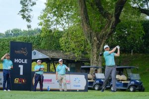 DYTM Tengku Amir Shah bersama peserta Kejohanan Golf Amal Selangor 2025 menunjukkan aksi golf profesional