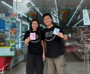 Pengasas Dododots meraikan pelancaran Dododots Pimple Patches di hadapan cawangan 7-Eleven Malaysia