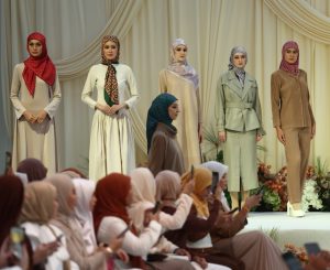 Barisan model menggayakan Koleksi Nafesa The Alhambra Monogram pada majlis pelancaran.