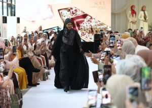 Ikon lagenda Noor Kumalasari tampil sebagai Muse Nafesa dalam Koleksi The Alhambra Monogram.