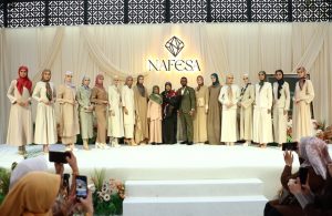 Founder Nafesa bergambar bersama model yang menggayakan Koleksi The Alhambra Monogram pada majlis pelancaran.