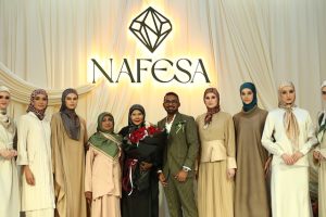 Pemilik jenama Nafesa bersama barisan model memakai tudung Koleksi The Alhambra Monogram di hari pelancaran rasmi.