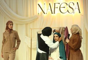 Demonstrasi cara menggayakan tudung satin Nafesa dalam sesi tutorial.