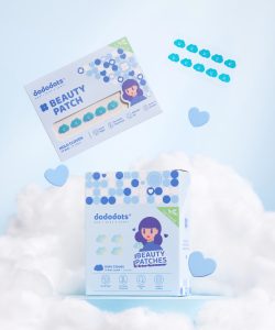 Tampalan jerawat Dododots Holo Cloud dengan reka bentuk awan holografik comel