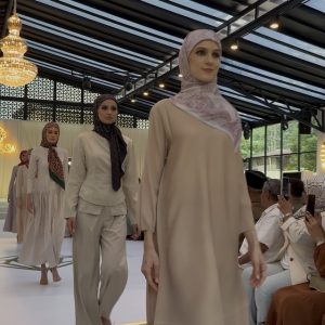 Barisan model menggayakan Koleksi Nafesa The Alhambra Monogram pada majlis pelancaran.