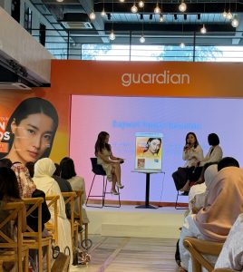 Dr Ch’ng Chin Chwen, pakar dermatologi, sebagai panel di sesi rundingan penjagaan kulit Guardian