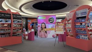 Pengunjung AEON Wellness Real Beauty Fair 2025 di Mid Valley Megamall menikmati pameran produk kecantikan.