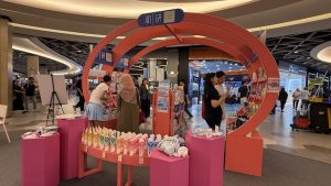 Pengunjung mencuba produk Hada Labo, jenama hydrating untuk kulit lembap dan glowing