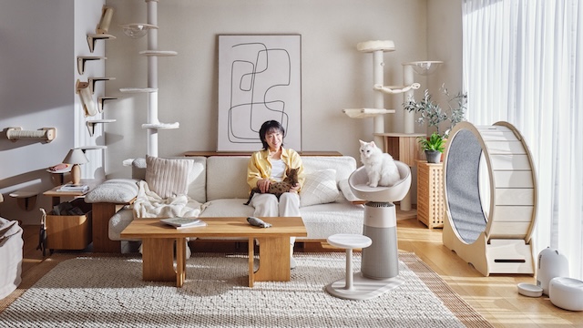 LG PuriCare™ AeroCatTower penulen udara untuk kucing di ruang tamu moden