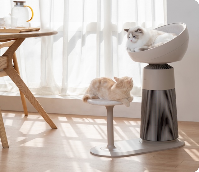 Penulen udara mesra kucing LG PuriCare™ AeroCatTower dalam ruang kediaman moden