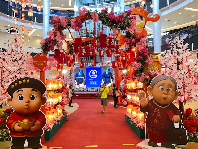 Keluarga dan kanak-kanak boleh menikmati sambutan Tahun Baharu Cina 2026 di AEON MALL