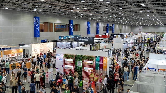 Suasana meriah International Café and Beverage Show 2026 (ICBS 2026) di Pusat Konvensyen Kuala Lumpur dengan pengunjung dan pameran kopi serta teh.