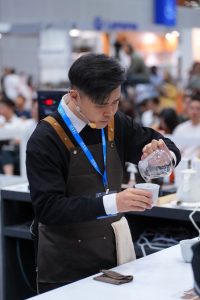 Anak muda mempamerkan kemahiran membancuh kopi dan teh semasa International Café and Beverage Show 2026 (ICBS 2026) di Kuala Lumpur.