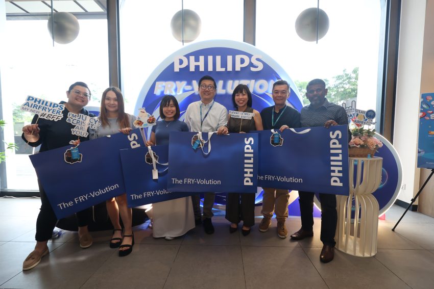 Para tetamu dan wartawan bergambar bersama Air Fryer Philips Siri 5000 semasa majlis pelancaran di Kuala Lumpur.
