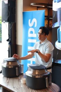 Pencipta kandungan Shafique Cute menunjukkan demonstrasi memasak menggunakan Air Fryer Philips Siri 5000 dengan fungsi SteamFry.
