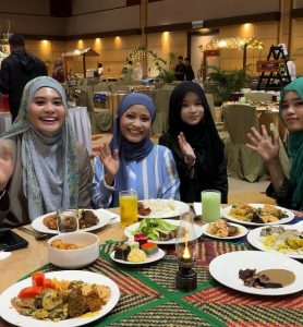 Menikmati hidangan berbuka puasa di Bufet Ramadan SACC