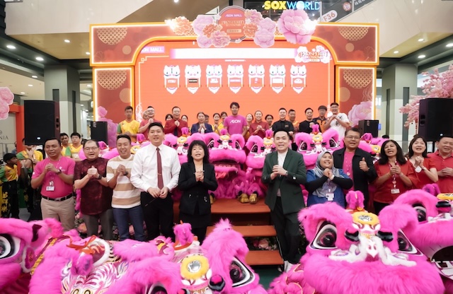 Acara CSR AEON Mall Bukit Tinggi dengan persatuan tarian singa sekolah menerima sumbangan
