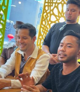 Dato’ Aliff Syukri bersama seorang orang kuat Siti Jewels semasa sidang media sempena pembukaan cawangan Bangi