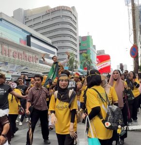 Aliff Syukri diarak bersama 40 pencinta emas dalam perarakan eksklusif Siti Jewels yang mencuri perhatian warga kota sekitar Bukit Bintang.