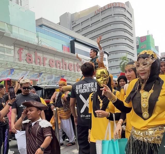 Dato’ Aliff Syukri diarak bersama 40 pencinta emas dalam perarakan dramatik berkonsepkan Ali Baba di Bukit Bintang