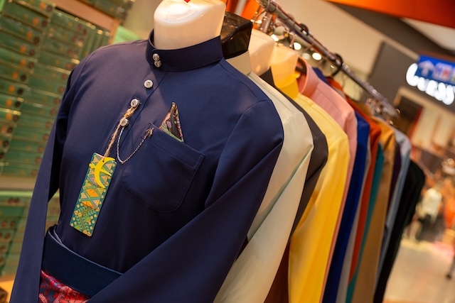 Baju Melayu dijual sempena kempen AEON MALL Cerita Raya 2026