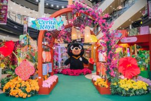Maskot AEON MALL memeriahkan kempen Cerita Raya 2026 bersama pengunjun