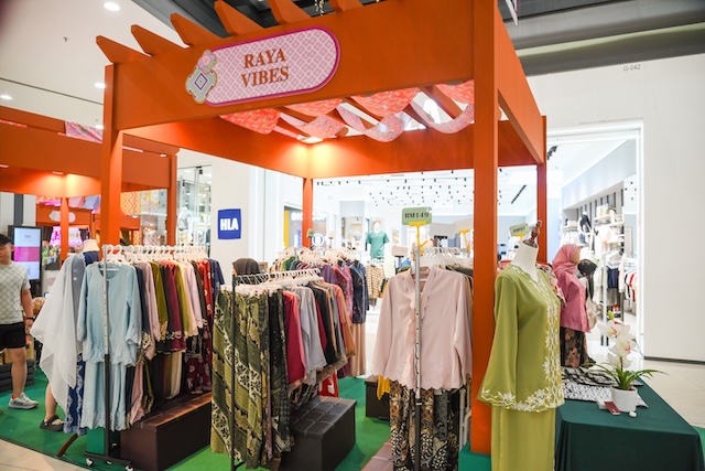 Pengunjung boleh mendapatkan pelbagai pilihan busana Raya termasuk baju wanita di AEON MALL.