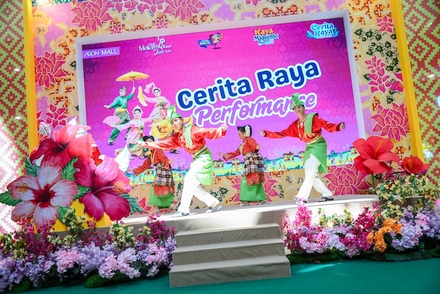 Persembahan tradisional gamelan dan kuda kepang di Riuh Raya AEON MALL