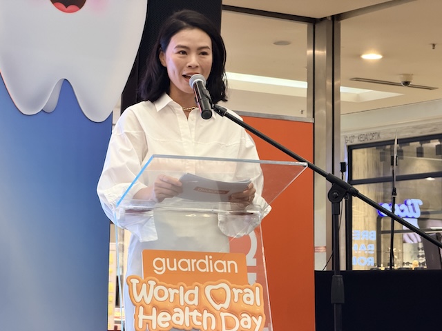 Pengarah Pemasaran guardian Malaysia, Anna Ng, berucap pada majlis pelancaran World Oral Health Day Roadshow di One Utama