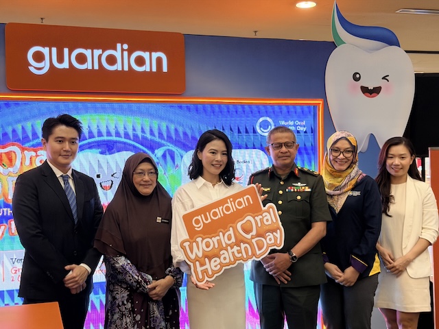 Barisan VIP termasuk wakil guardian Malaysia, MDA dan institusi pergigian bergambar bersama sempena pelancaran World Oral Health Day Roadshow.