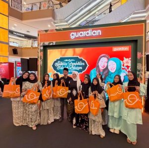 Anak-anak rumah kebajikan memilih produk kesihatan dan penjagaan diri di acara guardian Malaysia