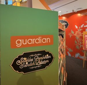 Dekorasi guardian Malaysia sempena kempen Seikhlas Pemberian