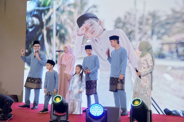 Dato’ Sri Aliff Syukri dan keluarga menyanyikan lagu Mama Papa Raya semasa pelancaran Iklan Raya D’Herbs
