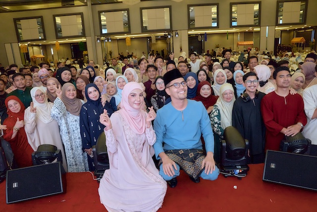 Dato’ Sri Aliff Syukri bergambar bersama staf D’Herbs selepas majlis berbuka puasa