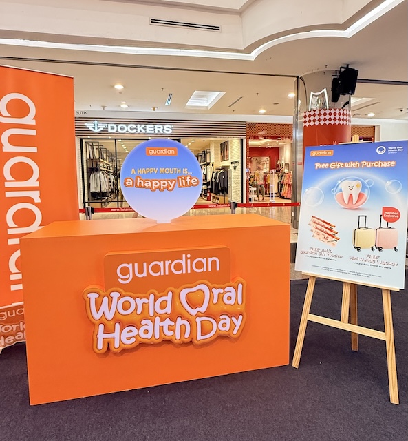 Pengunjung boleh mendapat hadiah percuma dan promo eksklusif sempena World Oral Health Day Roadshow di One Utama oleh guardian Malaysia