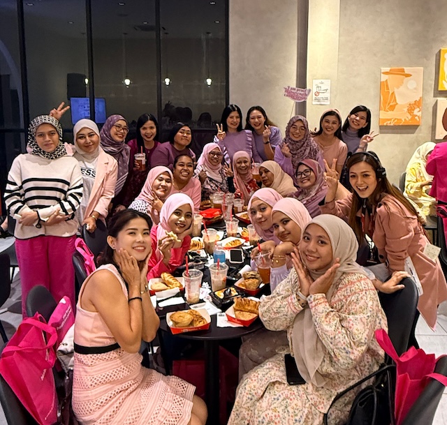 Peserta wanita menghadiri sesi Sip & Share perimenopause anjuran Pantai Hospital Kuala Lumpur di Cyberjaya