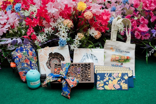 Pengunjung menebus hadiah eksklusif di Mitsui Outlet Park KLIA