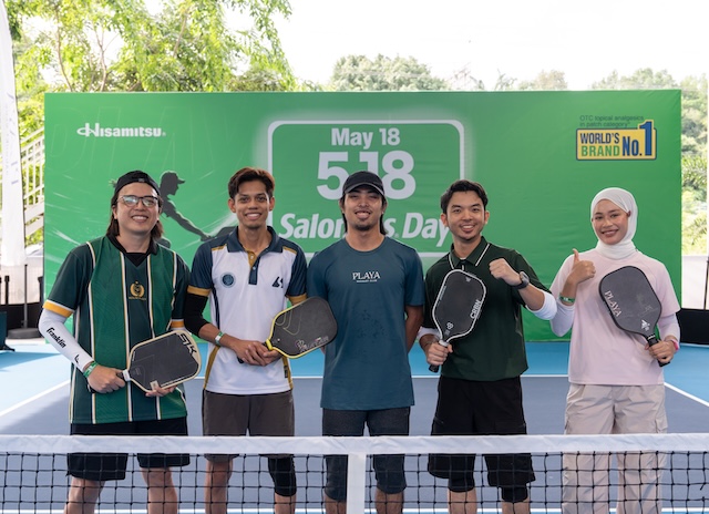 Peserta bermain pickleball sempena acara Salonpas Day Pickle and Patch di PARC Subang